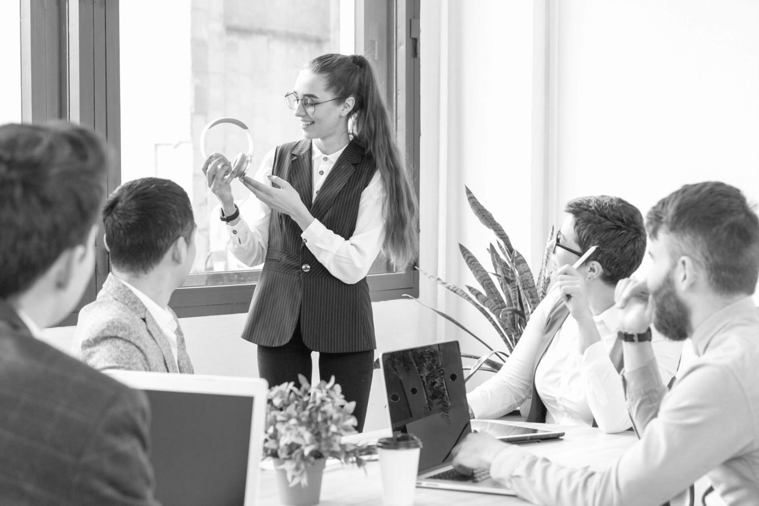 Analista trabajando con modelos financieros